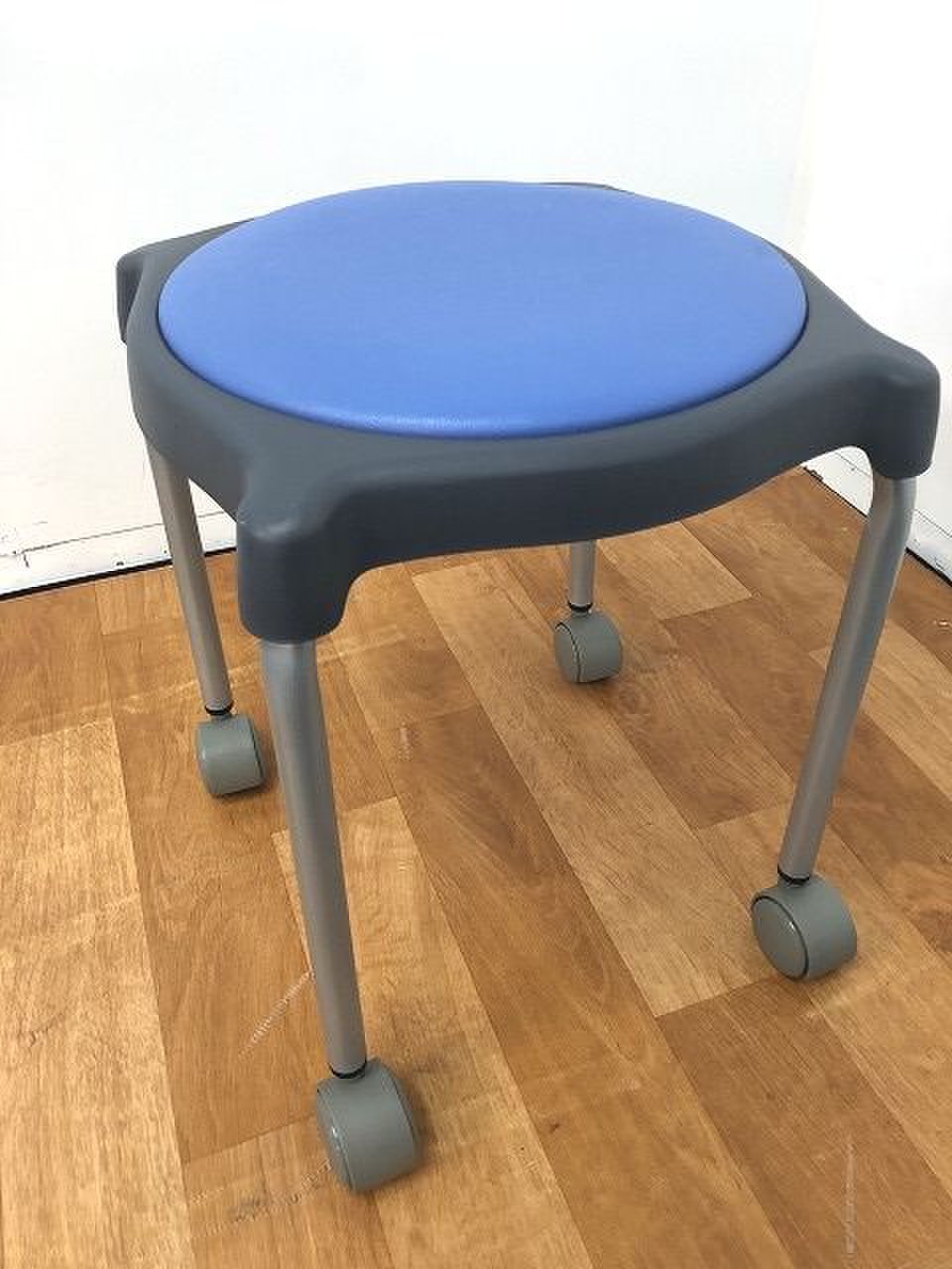 【キャスター付きで移動も簡単な丸椅子の入荷です！！】
                        その他シリーズ
                                    中古
            