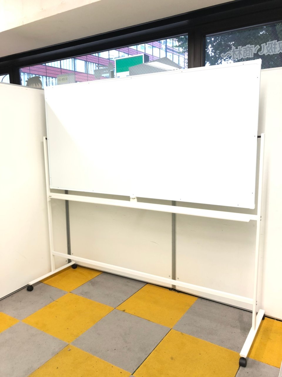 【状態良好】両面脚付きホワイトボードがお安く！！■スチール製
                        その他シリーズ
                                    中古
            