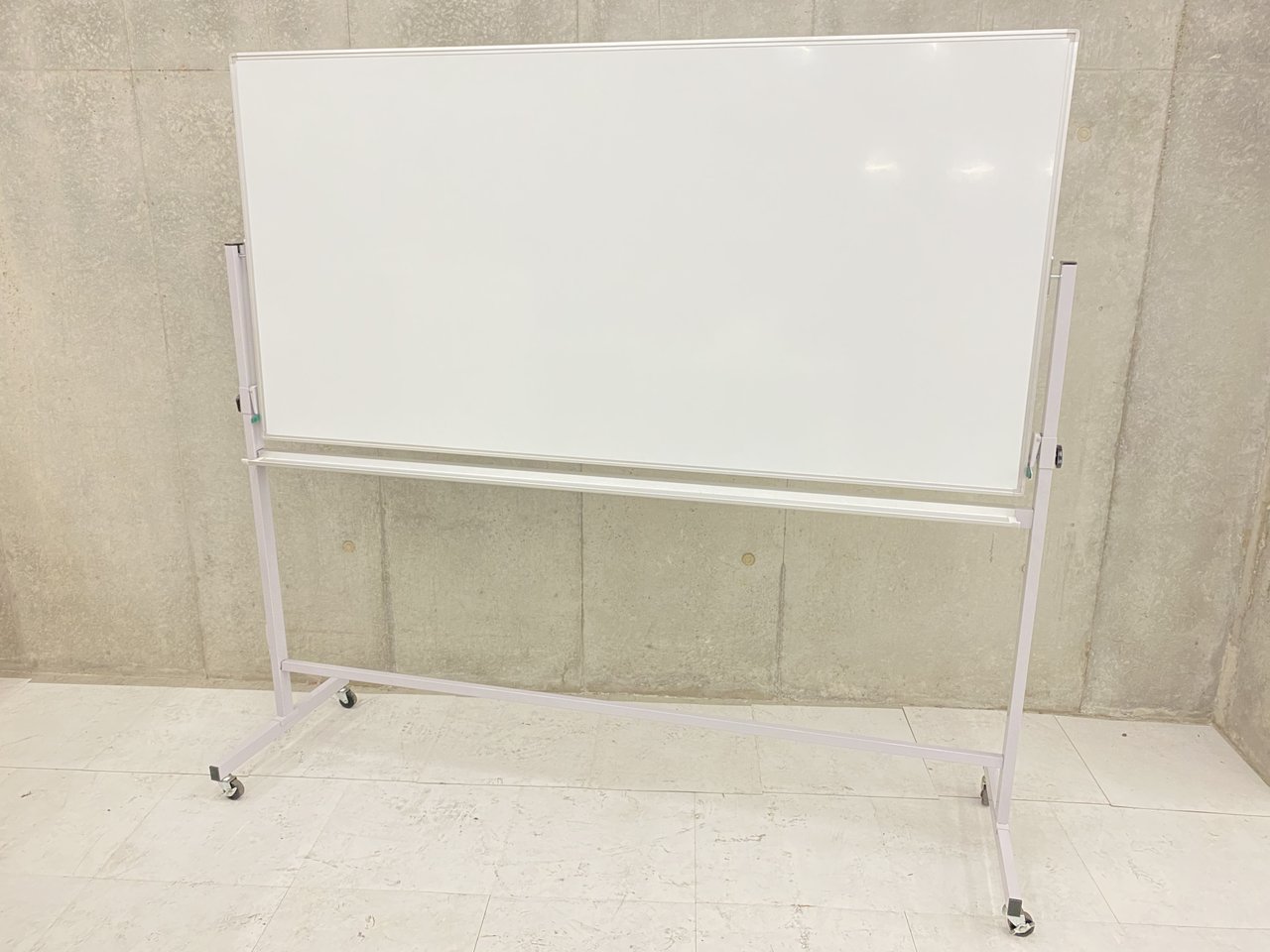 【両面自立式！】ホワイトボードが入荷致しました！【倉庫在庫品】
                        その他シリーズ
                                    中古
            