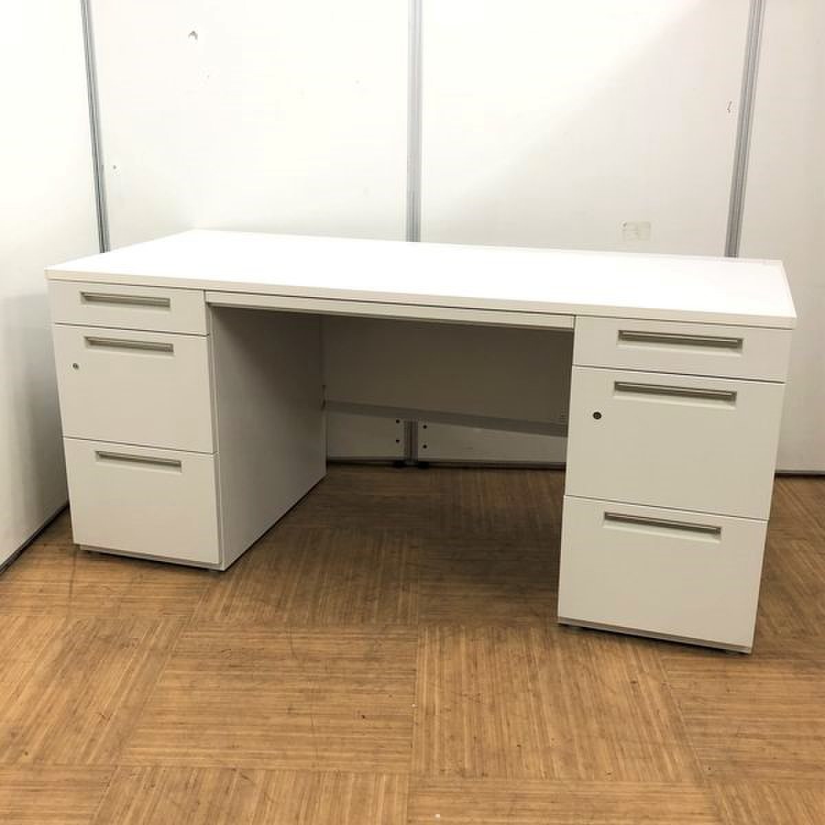 幅広タイプのW1600㎜！！広々使えてデュアルモニターにも対応可能！！
                        デュエナ 
                                    中古
            