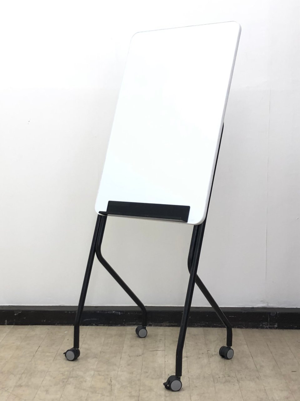 【便利仕様！】看板のような？ホワイトボード※キャスター付◆省スペースタイプ！
                        その他シリーズ
                                    中古
            