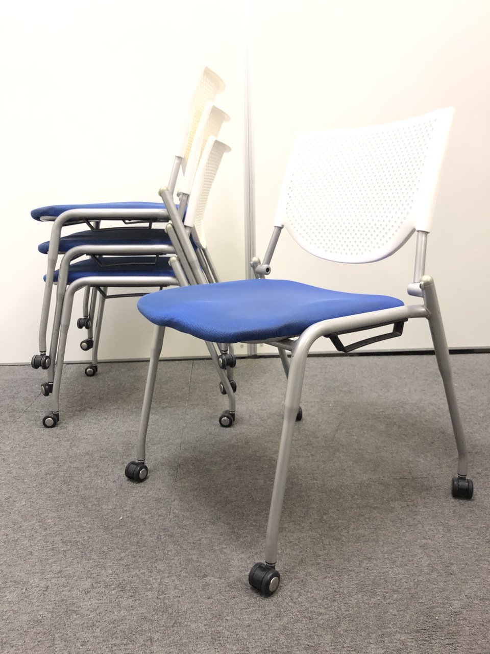 【4脚セット】キャスター付きスタッキングチェア オカムラ okamura プロスタック ブルー 背もたれ ホワイト ロット入荷
                        プロスタック 
                                    中古
            