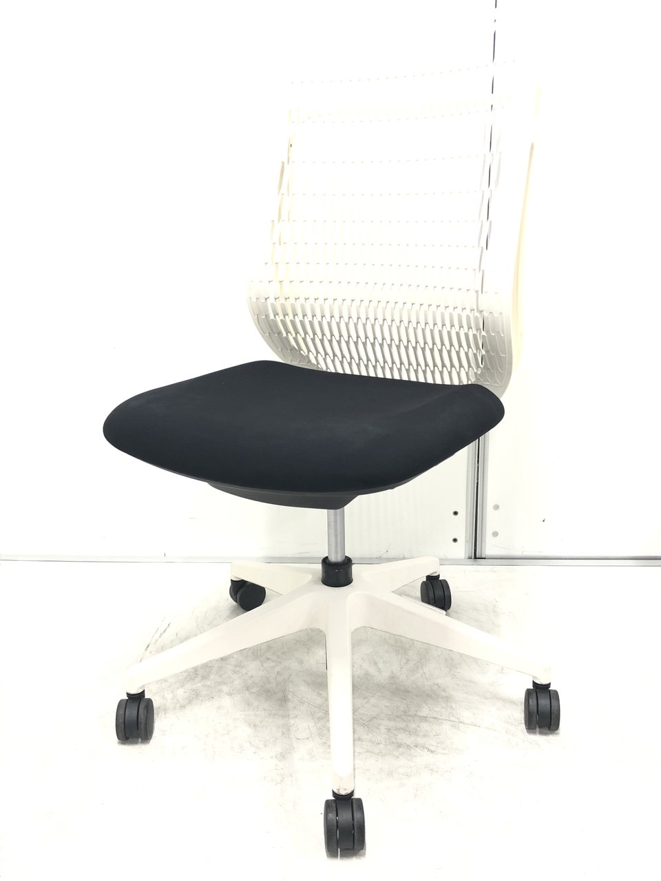 オフィスを明るくするホワイトカラー！座る人を考えて作られたポリアミド3Dメッシュ搭載！★
                        AJ（エージェイ） 
                                    中古
            