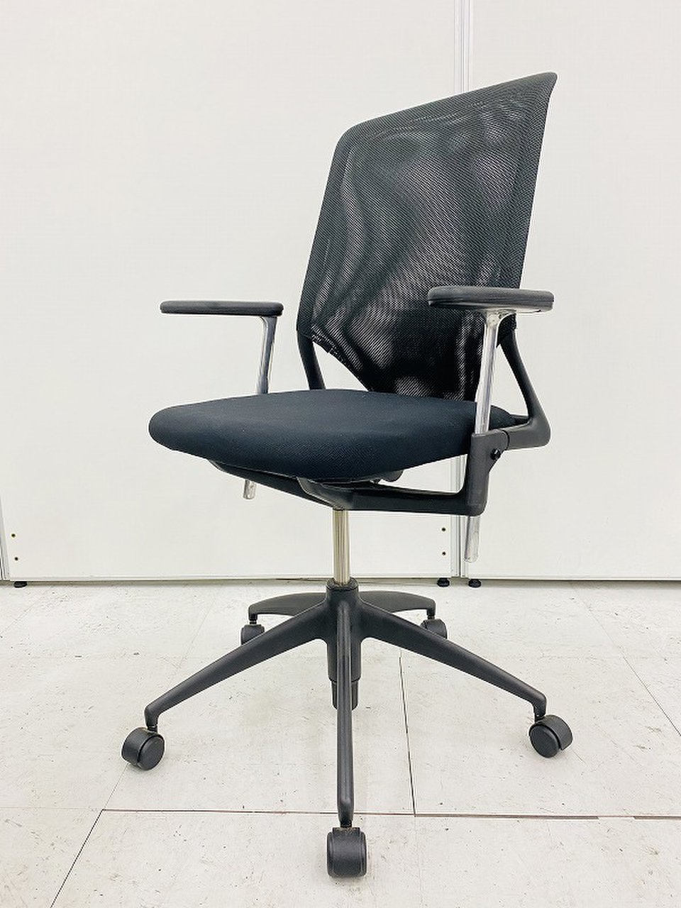 【レア】【先進気鋭なスタイリッシュデザイン！】肘の高さ調節も可能です！【メッシュチェア】【倉庫在庫品】
                        メダⅡ 
                                    中古
            