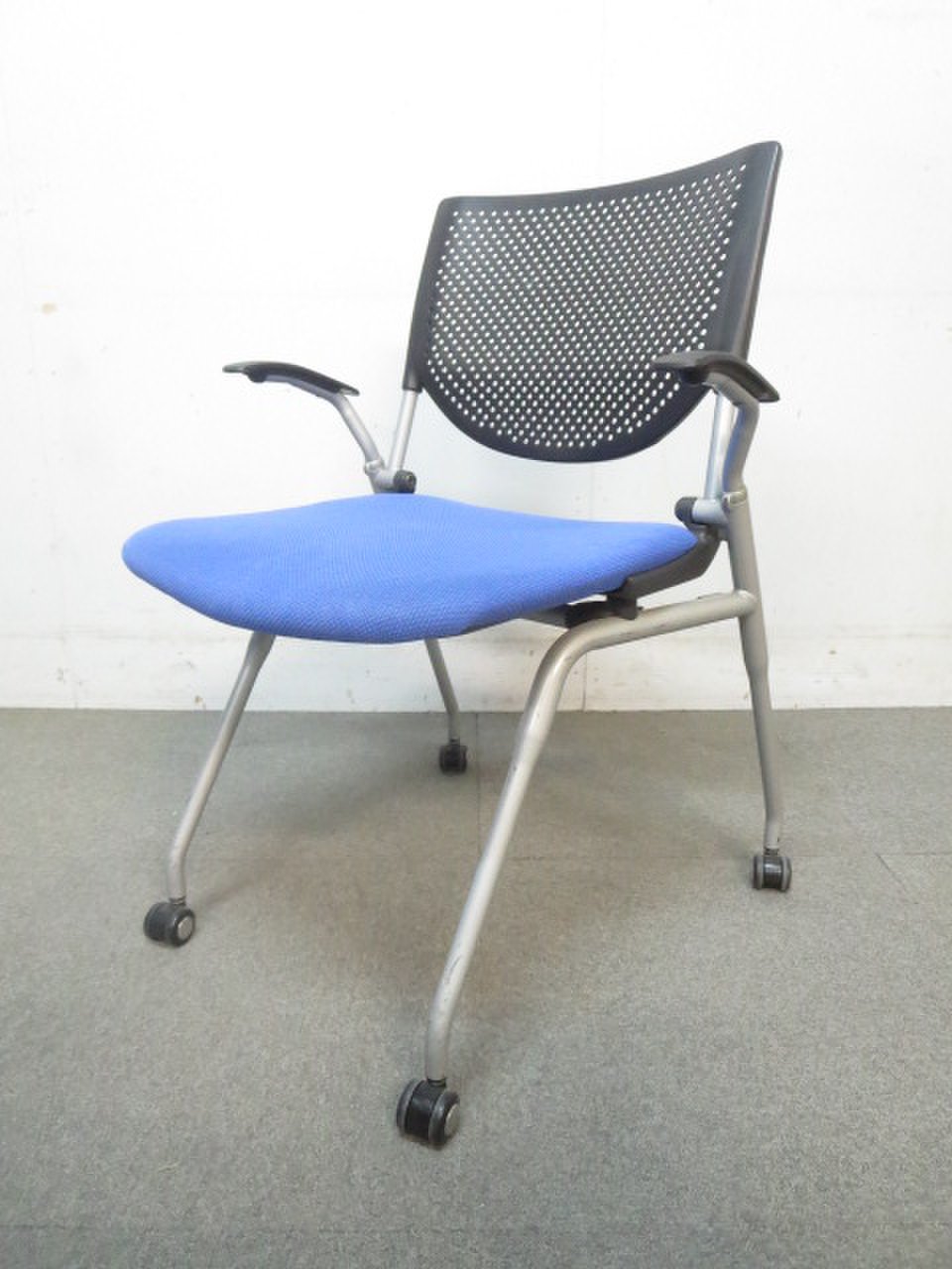 【残り1脚！当店在庫限定特価！】オカムラ製／プロスタック／ブルー色【β12】
                        プロスタック 
                                    中古
            