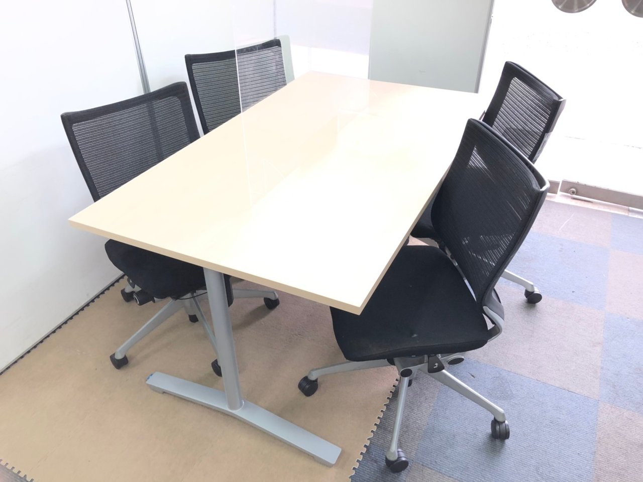 【お得な会議セット】キャスター付きテーブルとバロンチェア/高級な組み合わせ！
                        ビエナ 
                                    中古
            