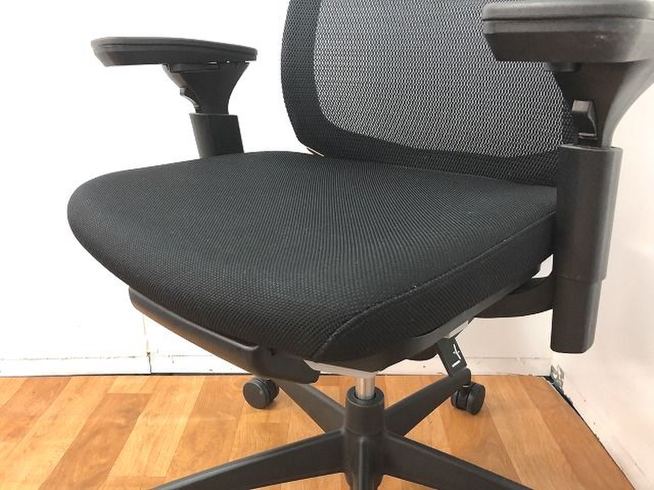 中古】ベゼル 樹脂脚 コクヨ/KOKUYO 肘付ハイバックチェア