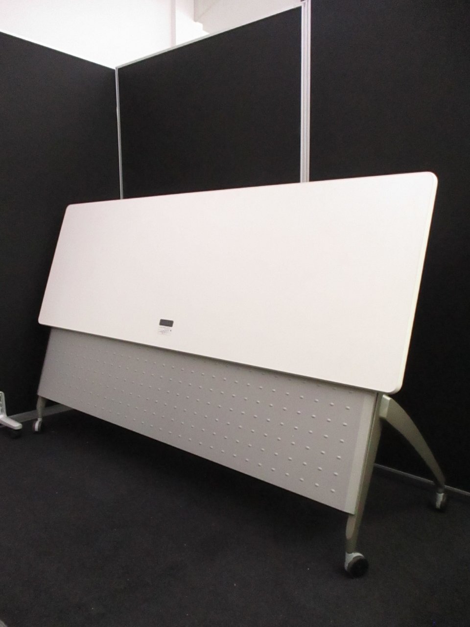 【KS】【8台入荷】なんと天板にコンセント付き！■ウチダ製■ホワイト
                        その他シリーズ
                                    中古
            