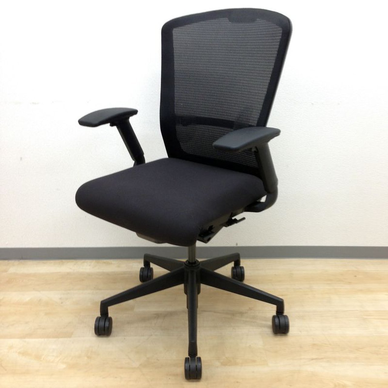 【2018年製！！】状態良好メッシュチェアです！！【有名メーカー】
                        エルフィ 
                                    中古
            