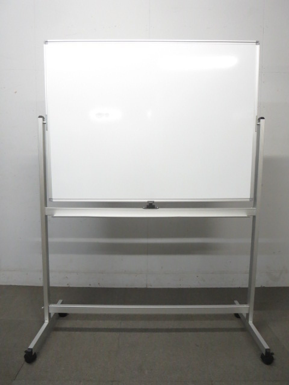 【ミーティングの必需品！】■脚付ホワイトボード　両面タイプ　W1200ボード【板面ヘコミあり】
                        脚付きホワイトボード
                                    中古
            