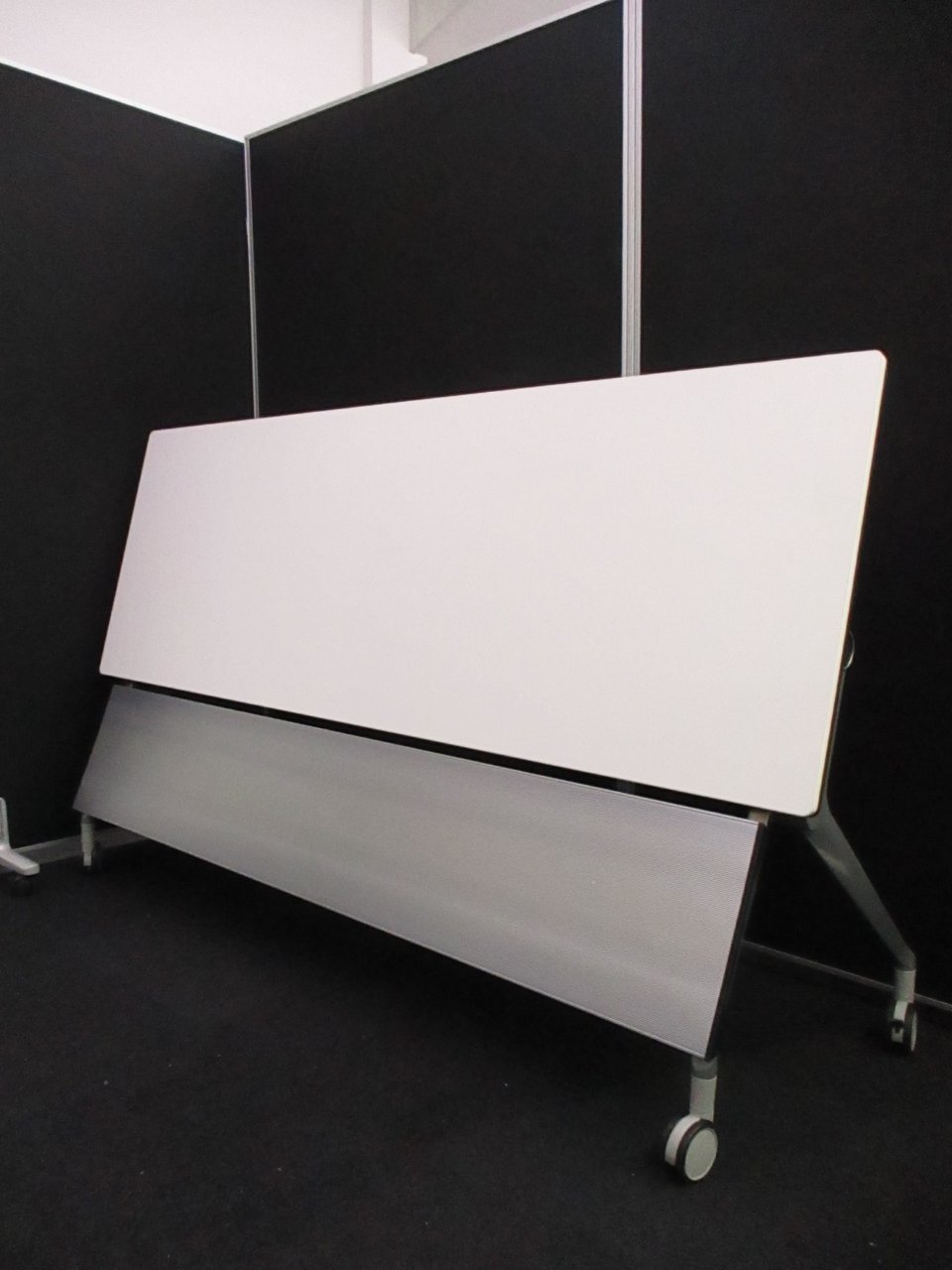 【KS】【社内で取り合いになる人気商品！】売れ筋スタックテーブルが松戸店に入荷！■オカムラ■ホワイト
                        インターアクト MT 
                                    中古
            