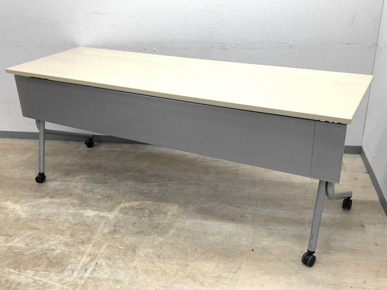 【5台入荷】自然な木目調で開放的なミーティングシーンを！！フラップテーブル　幕板付き
                        その他シリーズ
                                    中古
            