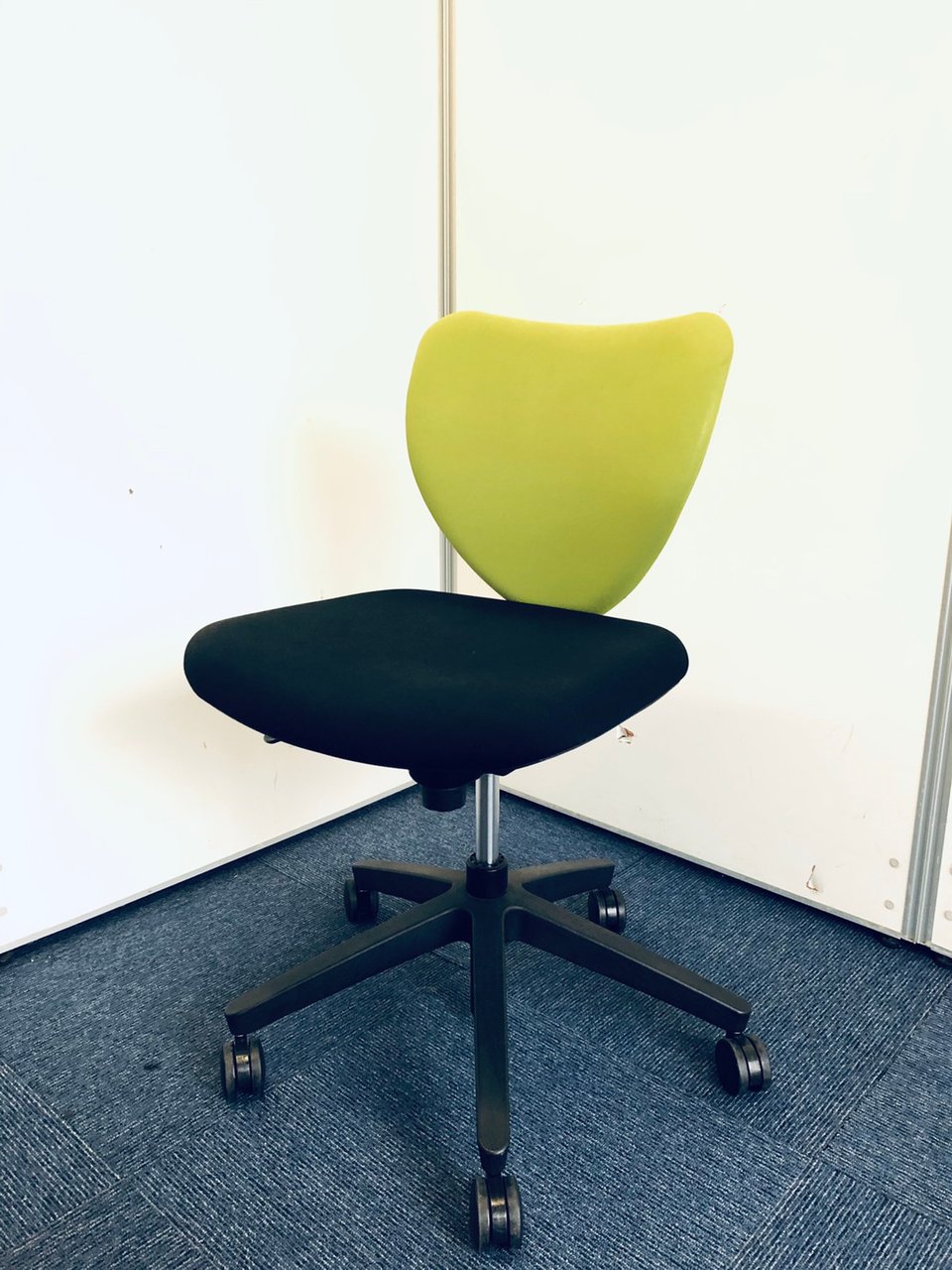 中古品なのにこんなに高いの？というお客様のために揃えました！背もたれの形がハート型のめちゃカワなエポチェア　【クリーニング済み】ですので、即日お持ち帰り可能です。
                        エポ 
                                    中古
            