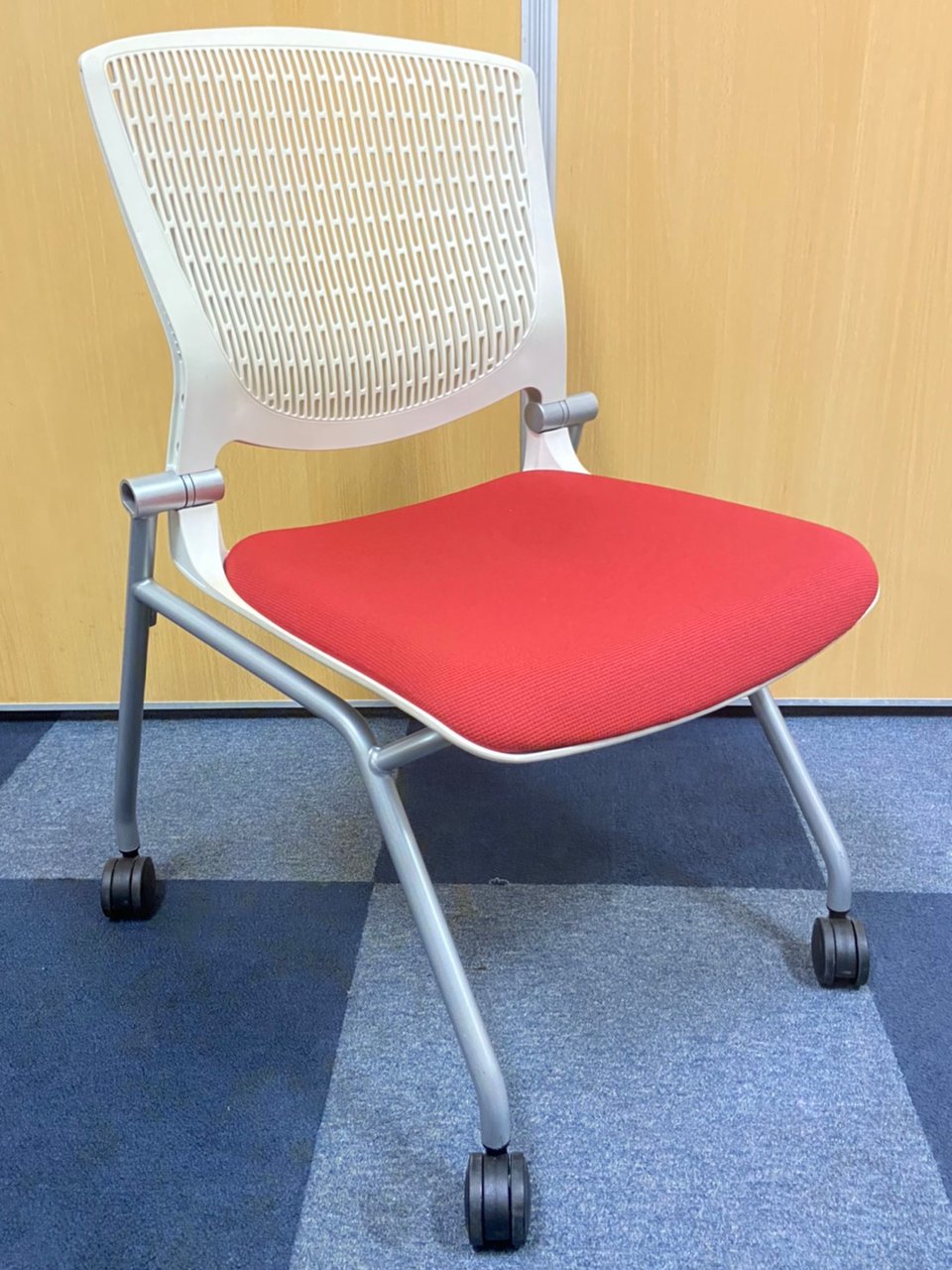 在庫入替の為、緊急値下げ！【会議、ミーティング】などにおすすめ。かさばらないチェア
                        グラータ 
                                    中古
            