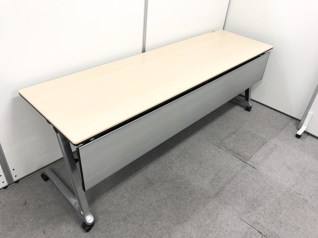 入替セールにつき大特価！【スタイリッシュなデザイン！】■オカムラ　サイドスタックテーブル（幕板付）ナチュラル天板 ■W2100×D600mmタイプ【レア】
                        インターアクトPRO 
                                    中古
            