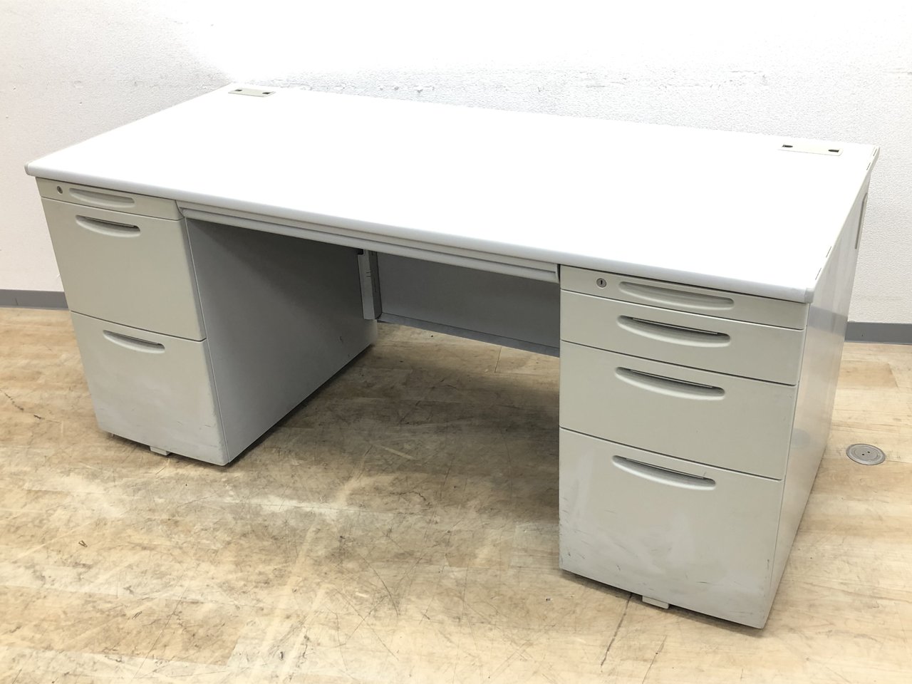 【珍しい1600mm】上長席用にもお勧め！！ オカムラ製/SD-e/スモークグレー【中古】【オフィス家具】【東京】【大阪】【愛知】【岐阜】
                        SD 
                                    中古
            