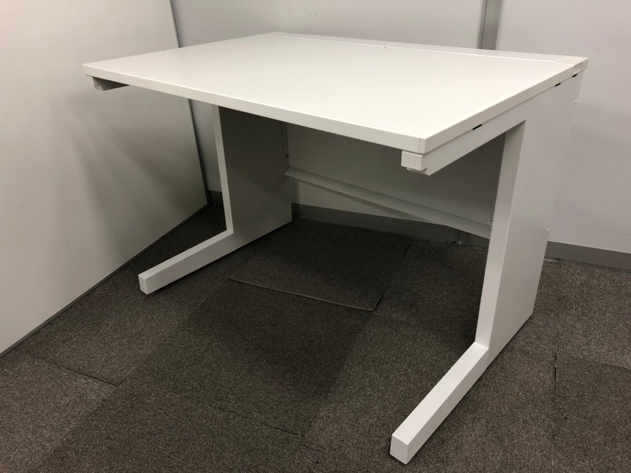 【コンパクトなサイズ間が人気！】足元広々使えます！【引き出しレス】
                        スカエナ デスク 
                                    中古
            