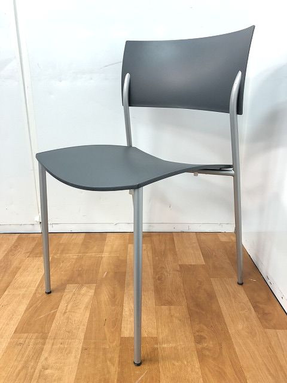 【シンプルでオシャレなスタッキングチェアの入荷です！！】
                        ch@ty 
                                    中古
            