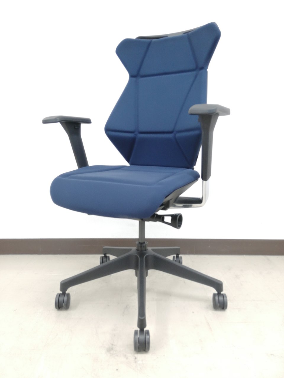 【2019年製Aランク】ゲーミングチェアおすすめ！姿勢を三次元で支える新感覚チェアフリップフラップ（Flip Flap）ネイビーカラー◆イトーキ製【RP】
                        フリップフラップチェア 
                                    中古
            