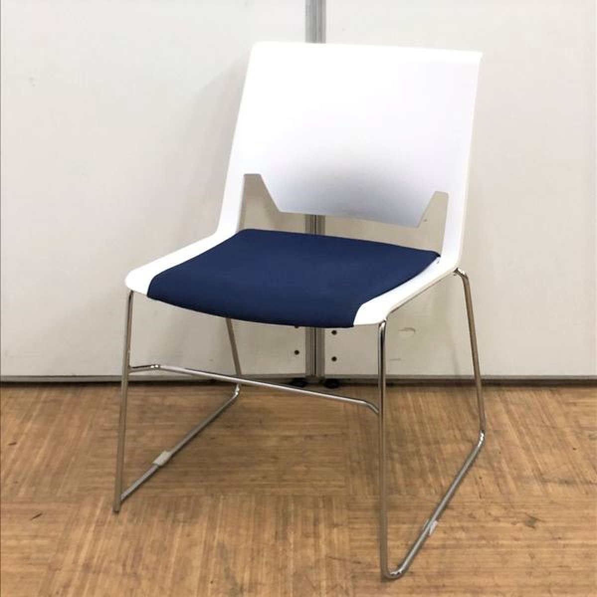 【在庫入替品】【8脚入荷】重厚感と爽やかカラーの両立！！大き目シートで大柄の方に特におススメ！！
                        ベリー 
                                    中古
            