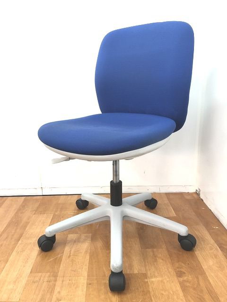 【コンパクトでシンプルなデザインで愛されるオフィスチェアの入荷です！！】
                        エニーザ 
                                    中古
            