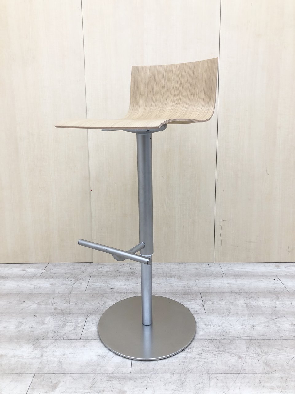 レアなカウンターチェア入荷！オフィスでもご家庭でも違和感なく使用可能です！【RP】
                        その他シリーズ
                                    中古
            