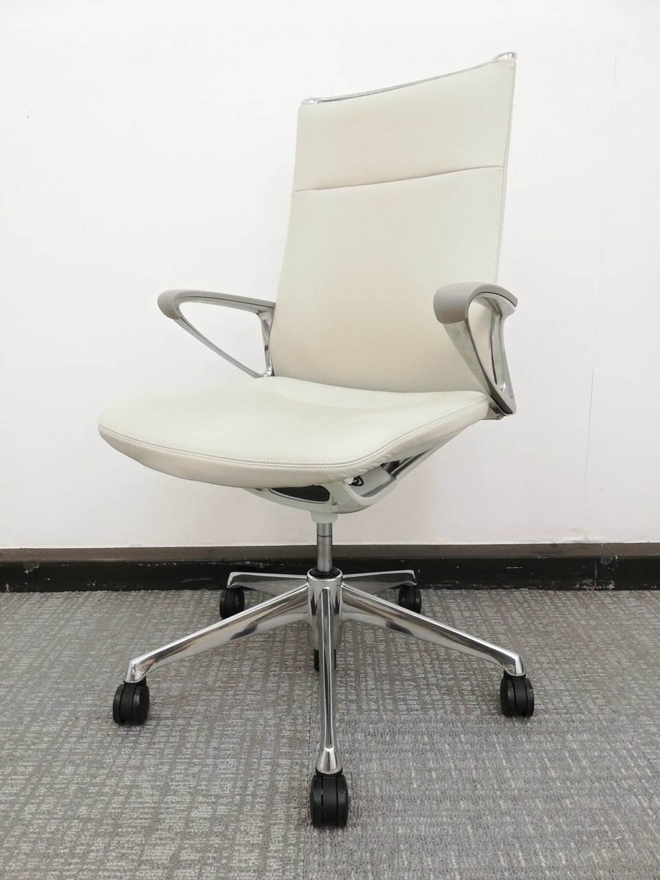 【肘にシミあり状態！】ホワイト革張りアルミフレーム仕様！モード（MODE）チェア春日部入店！◆オカムラ製
                        モード（アルミ脚） 
                                    中古
            