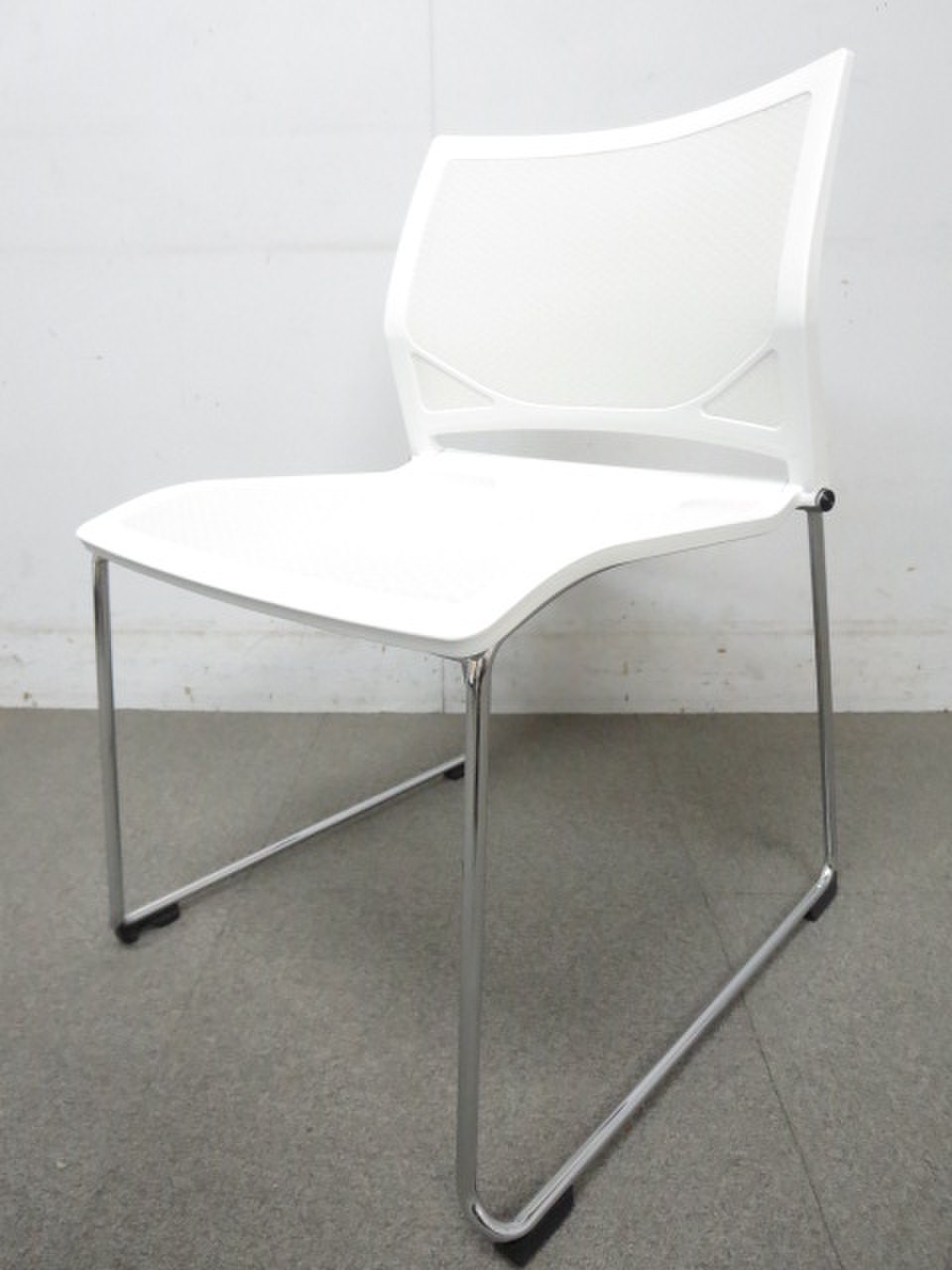 【エントランスにもオススメ！】■オカムラ製　スタッキングチェア　ホワイト【おつとめ品】
                        ツァルト 
                                    中古
            