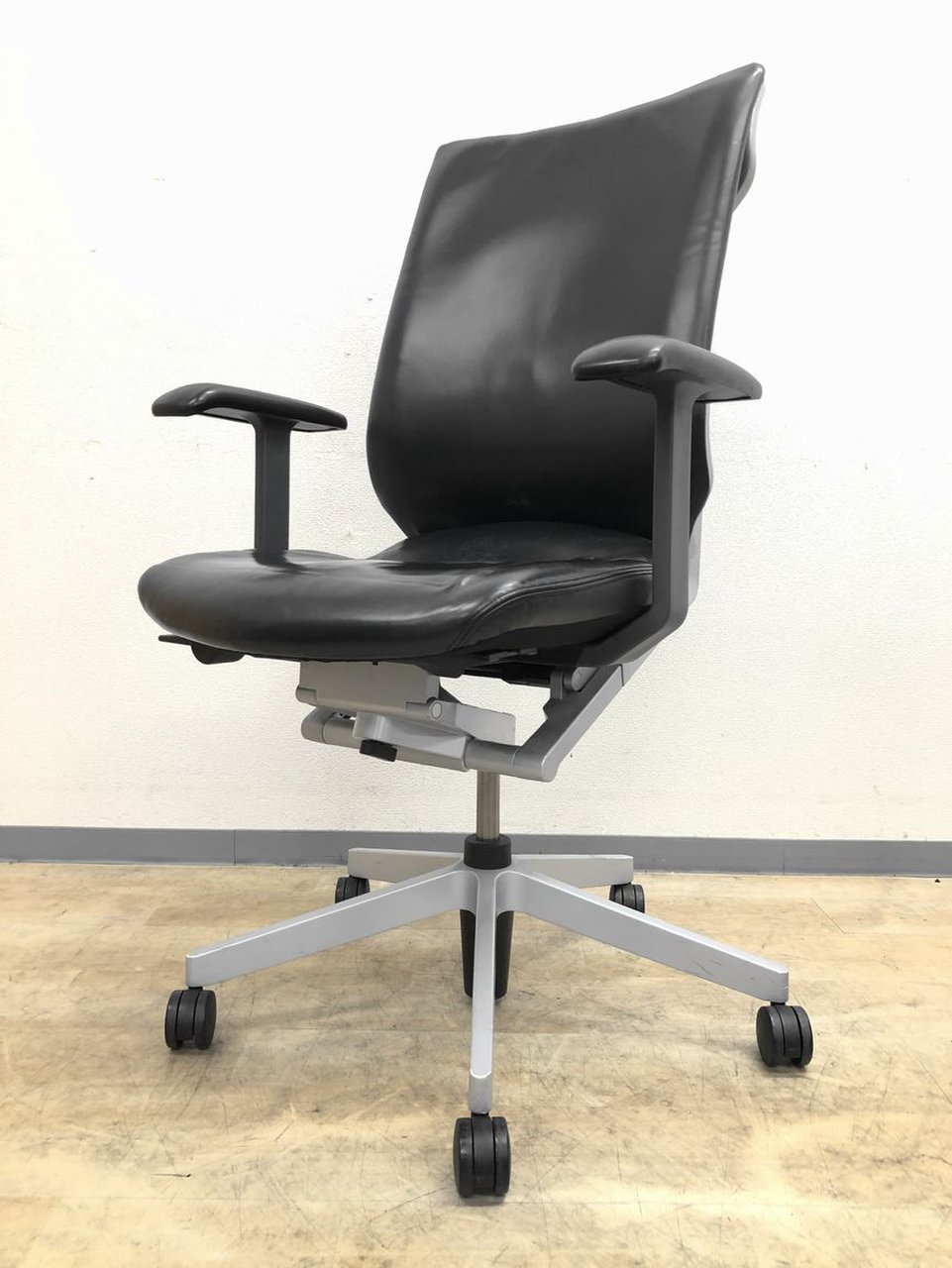 本革仕様のエグゼクティブチェア　革新的なフレームとクリエイティブフォルムがスマートなオフィスシーンを!!【中古】【オフィス家具】【東京】【大阪】【愛知】【岐阜】
                        アガタA 
                                    中古
            