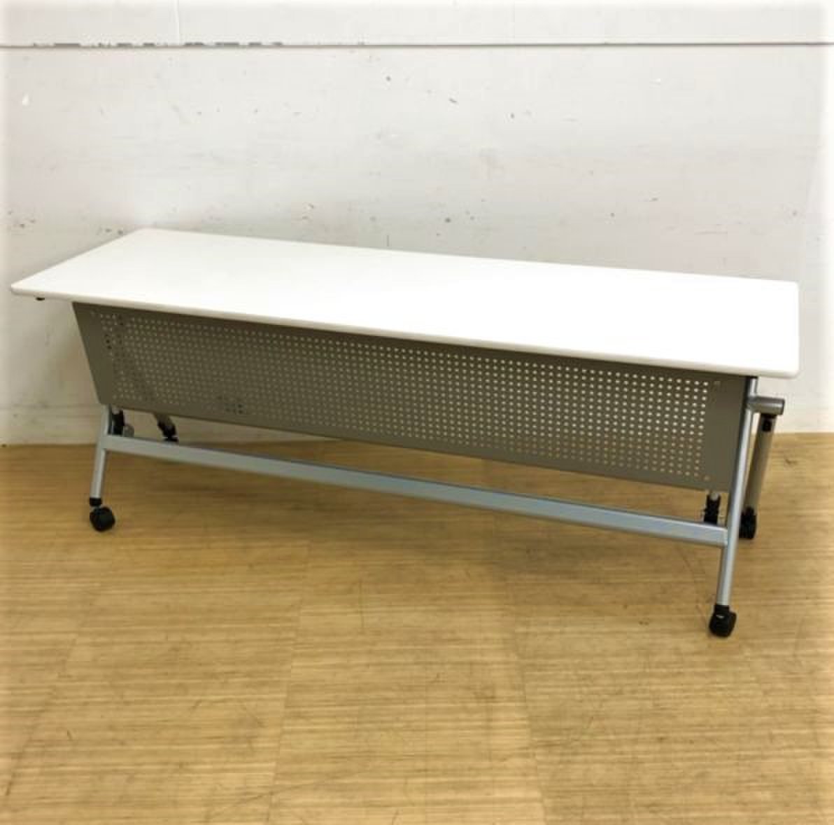 幕板付きのスタックテーブル
ホワイト天板で爽やか！平行スタックで収納効率バツグン！
                        NXシリーズ 
                                    中古
            