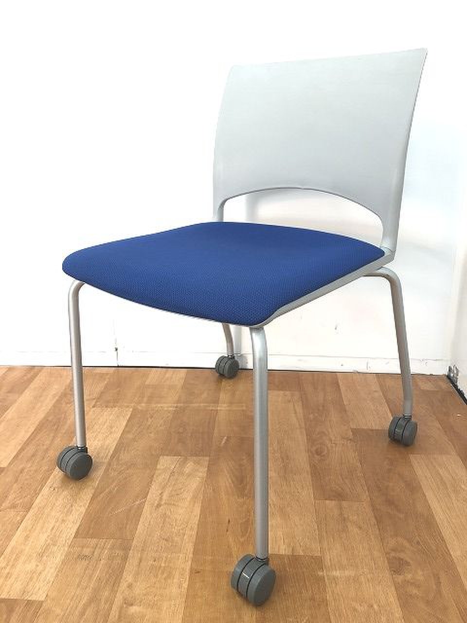 【人気のブルーカラースタッキングチェアの入荷です！！】
                        エピット 
                                    中古
            