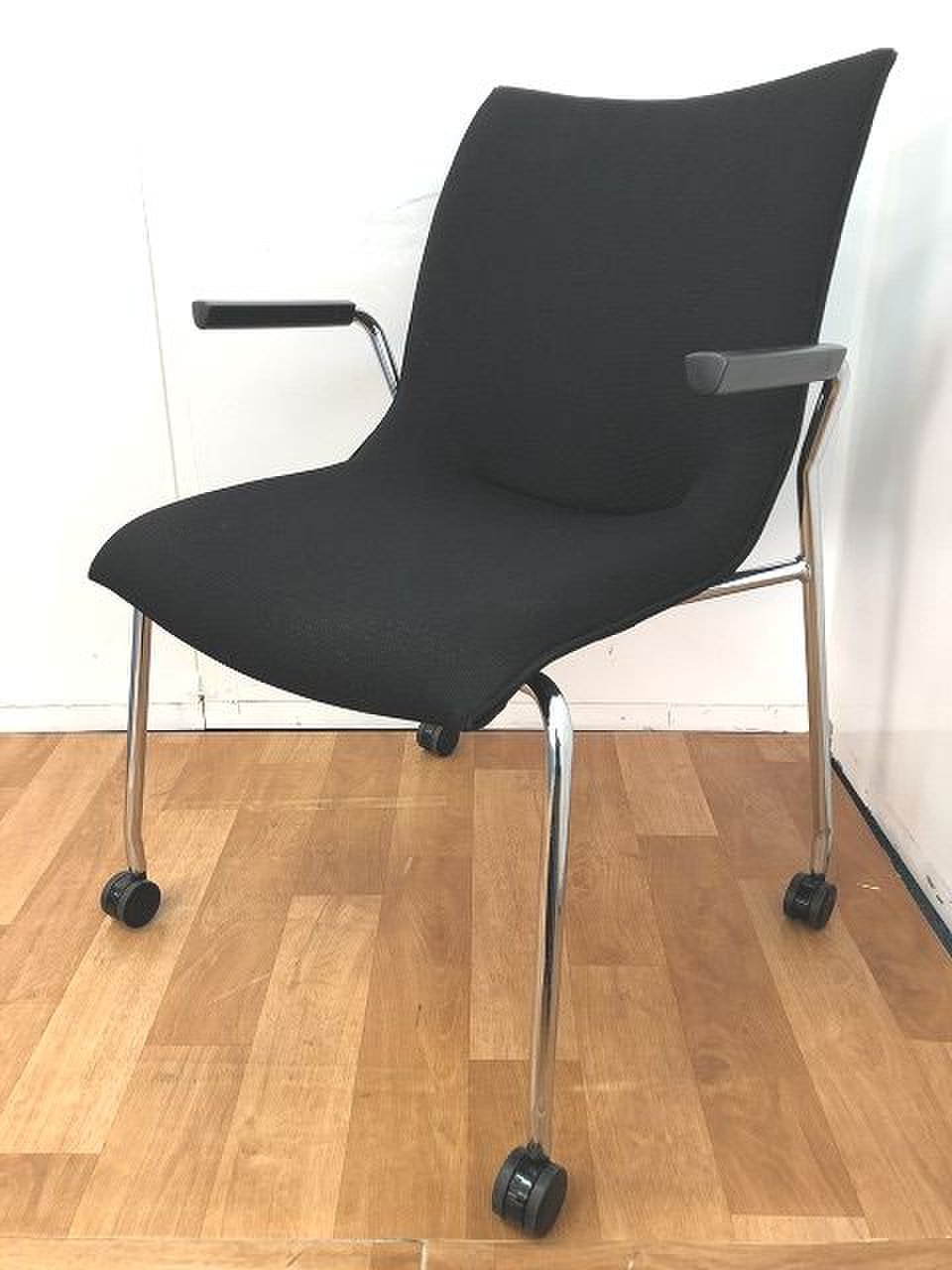 【体にフィットする快適な座り心地のミーティングチェアの入荷です！！】
                        8145シリーズ 
                                    中古
            