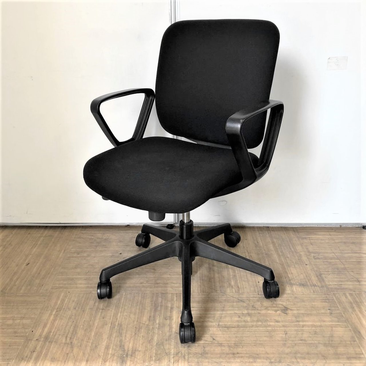 肘付きなのにコンパクトサイズ！狭い事務所にオススメ！
                        CG-R 
                                    中古
            