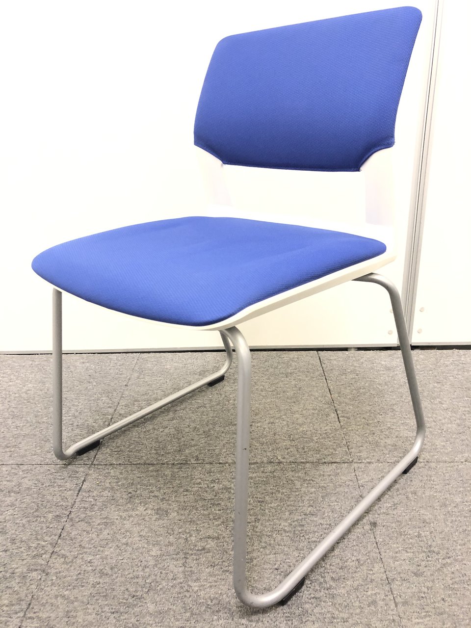 【ロット商品】ループ脚でデザイン性と安定性を両立！軽量スタッキングチェア！！【単品商品】
                        160シリーズ 
                                    中古
            