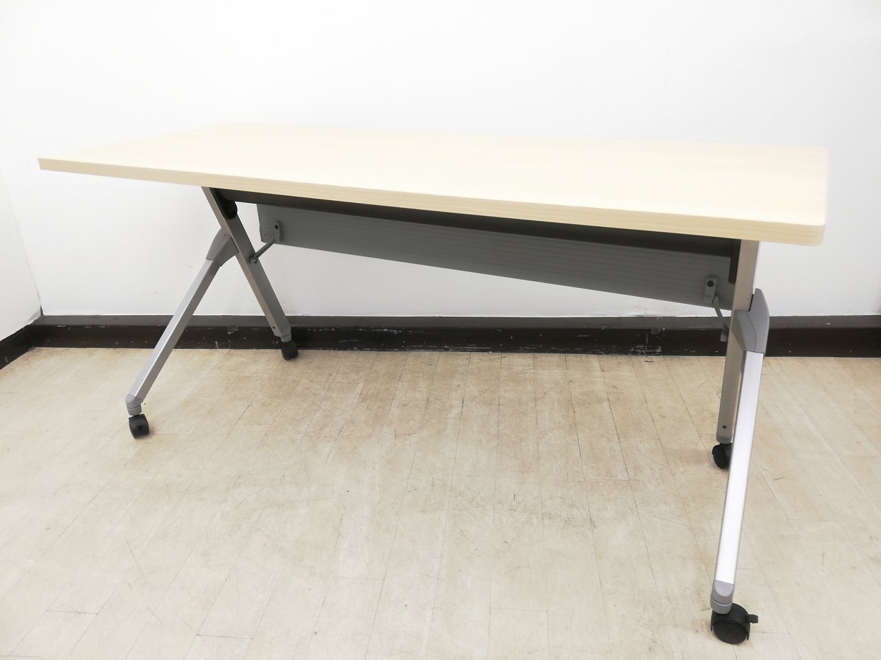 【便利アイテム】会議はかどる雰囲気※ナチュラル天板のサイドスタックテーブル◆オカムラ製
                        フラプター 
                                    中古
            