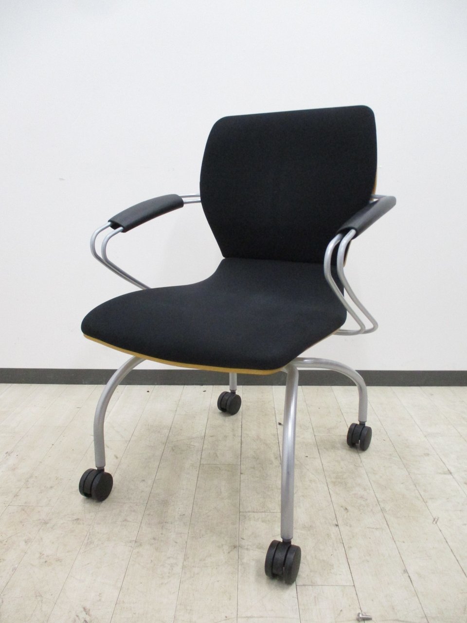 【シンタチェア】座り心地がいいミーティングチェア！肘付き！
                        シエンタ
                                    中古
            