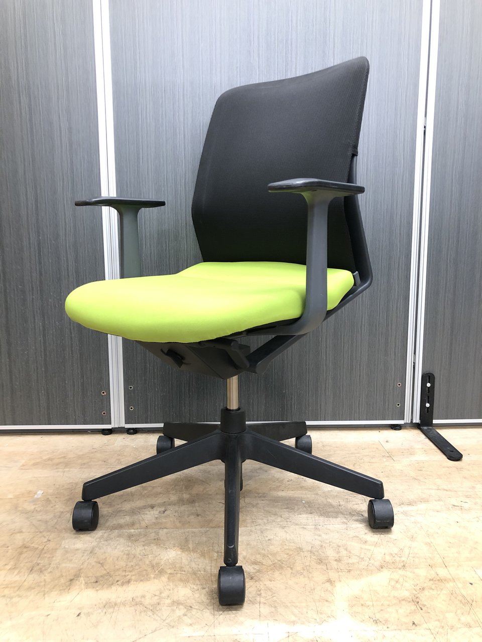 【在庫入替セール品!!】人間の背骨の形状に着目し、開発されたデスクチェア!!
                        アガタS 
                                    中古
            