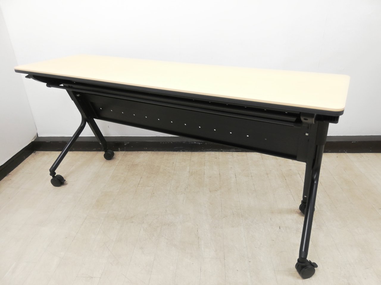 【2017年製！】会議室や休憩室に！新しめサイドスタックテーブルはコチラ※幕板付き◆プラス製
                        Linello 2
                                    中古
            