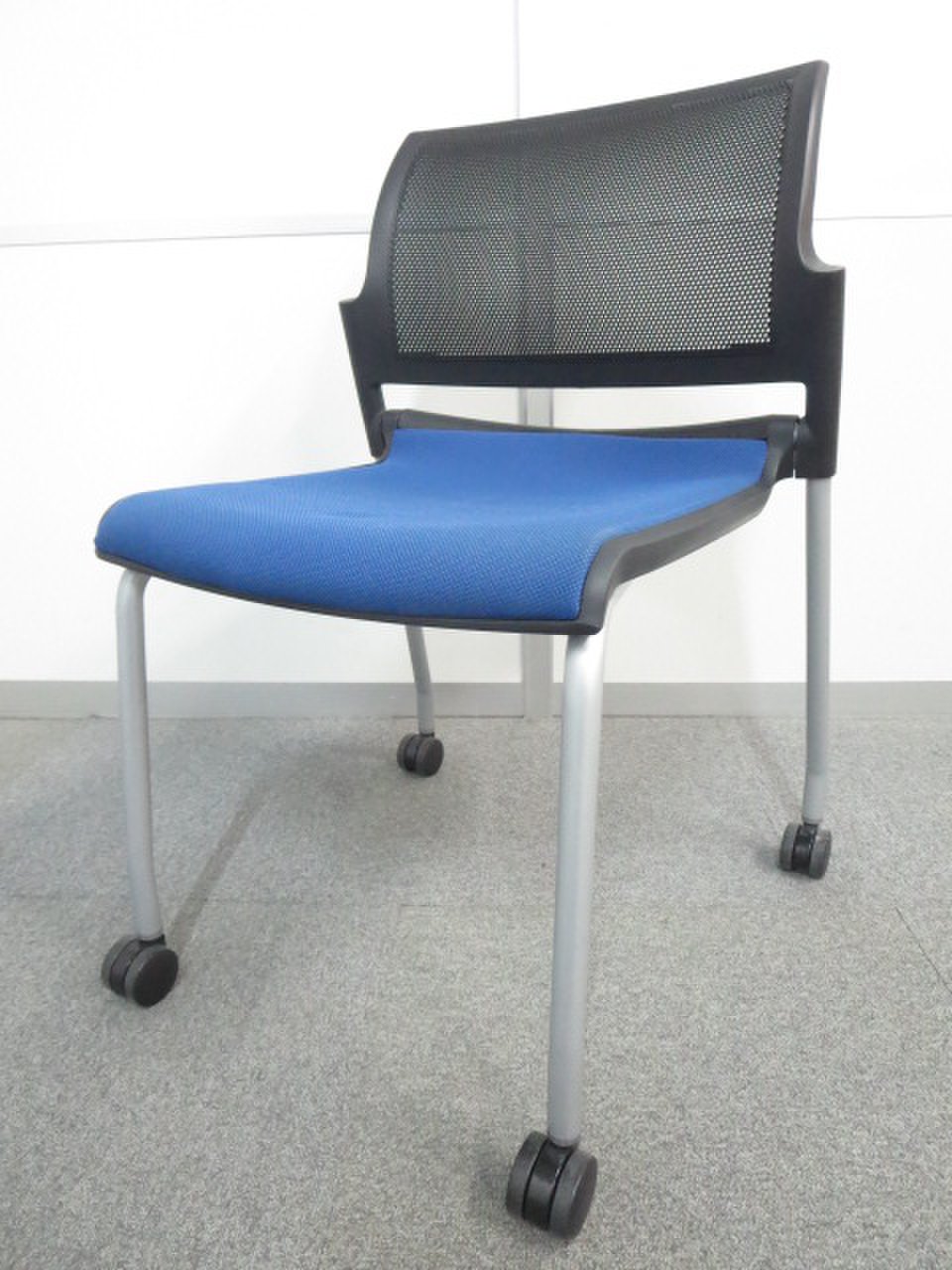 【コレは便利！2パターンの収納が可能！】■ウチダ　スタッキングチェア　キャスター付　ブルー【ネスティングチェア】
                        FM-310シリーズ 
                                    中古
            