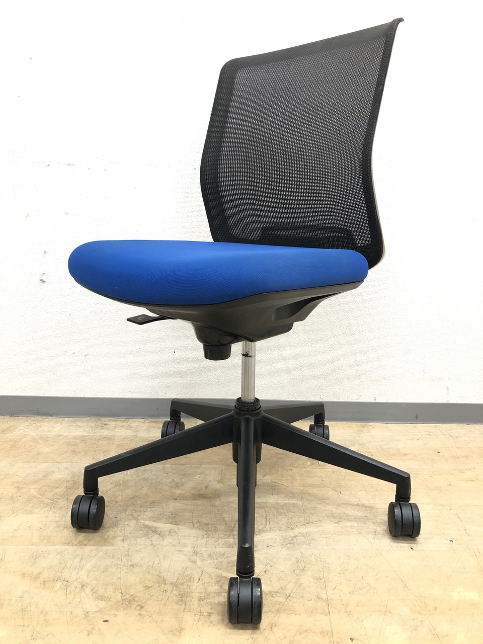 【在庫入替セール品】低コストで高デザイン高品質を　ウチダ製　カリッサチェア　さわやかな色合い【中古】【オフィス家具】【東京】【大阪】【愛知】【岐阜】
                        カリッサ 
                                    中古
            