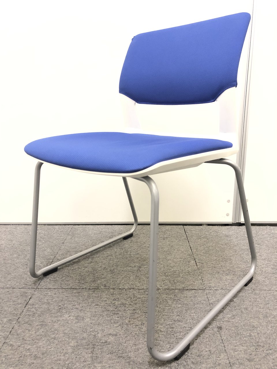 【やぶれ特価】背もたれ部破れありのためお求めやすく！軽量スタッキングチェア！！【単品商品】
                        160シリーズ 
                                    中古
            