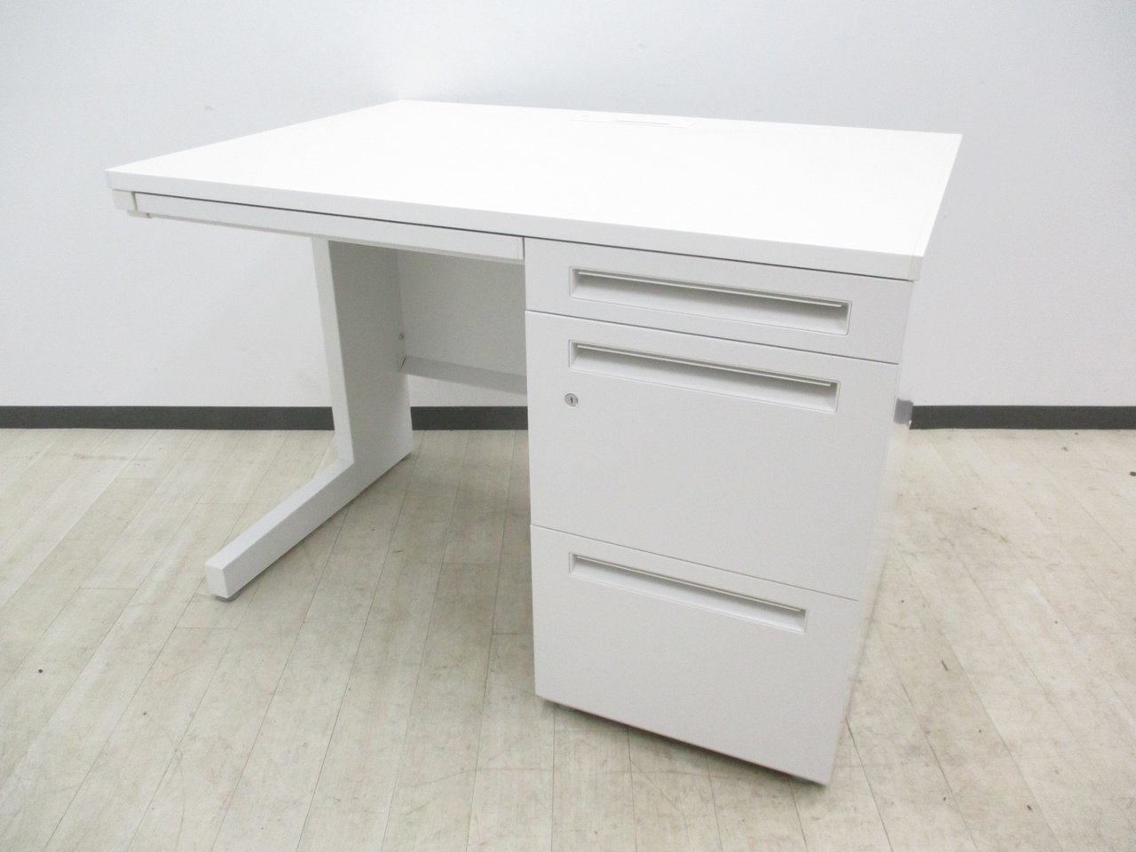 流行りのホワイトデスクで綺麗なオフィスに！
コンパクトでレイアウトが作りやすい！
                        スカエナ デスク 
                                    中古
            