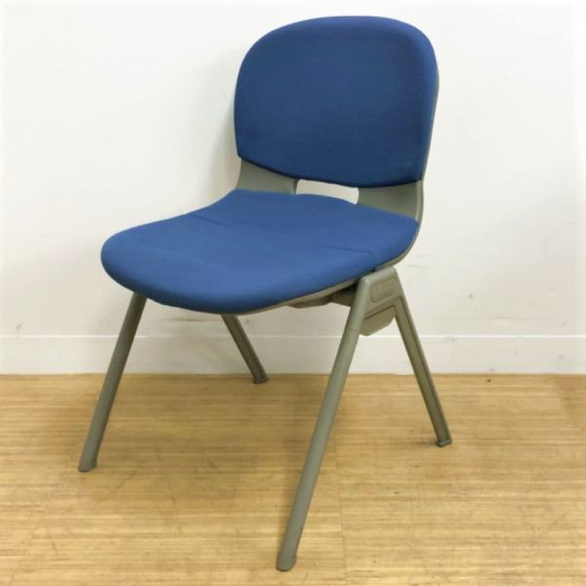 【安価なスタッキングがロット入荷】定番カラーでどんなオフィスでも使いやすく　使わないときは重ねておけます！
                        MX-30シリーズ 
                                    中古
            