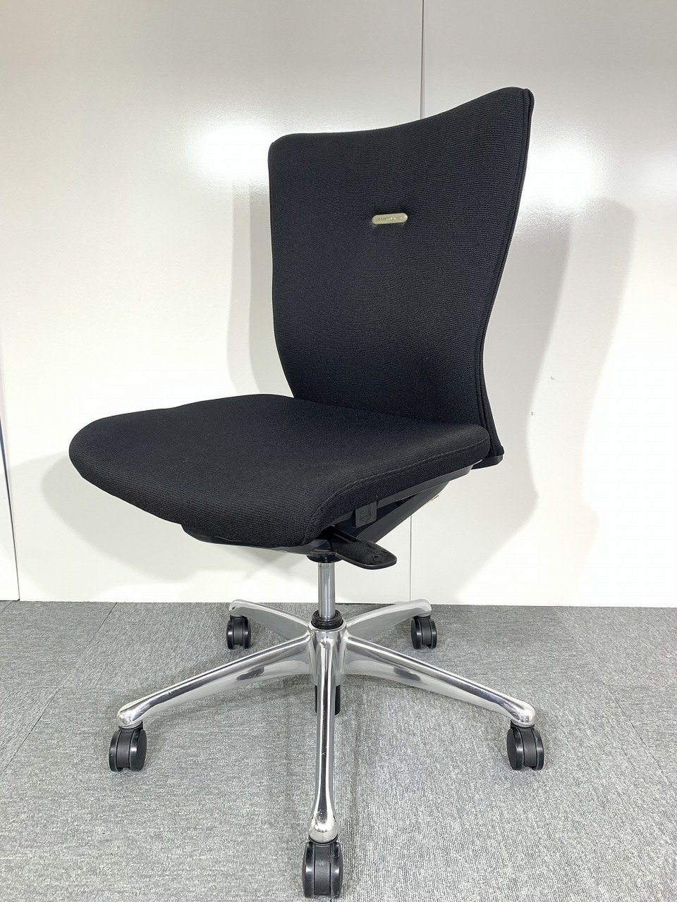 【8脚入荷！】エルゴノミクス（人間工学）に関する豊富な研究成果をもとに、快適な座り心地と使いやすさを徹底追及して開発したFeego。【関西倉庫在庫】
                        フィーゴサイドファスナー 
                                    中古
            