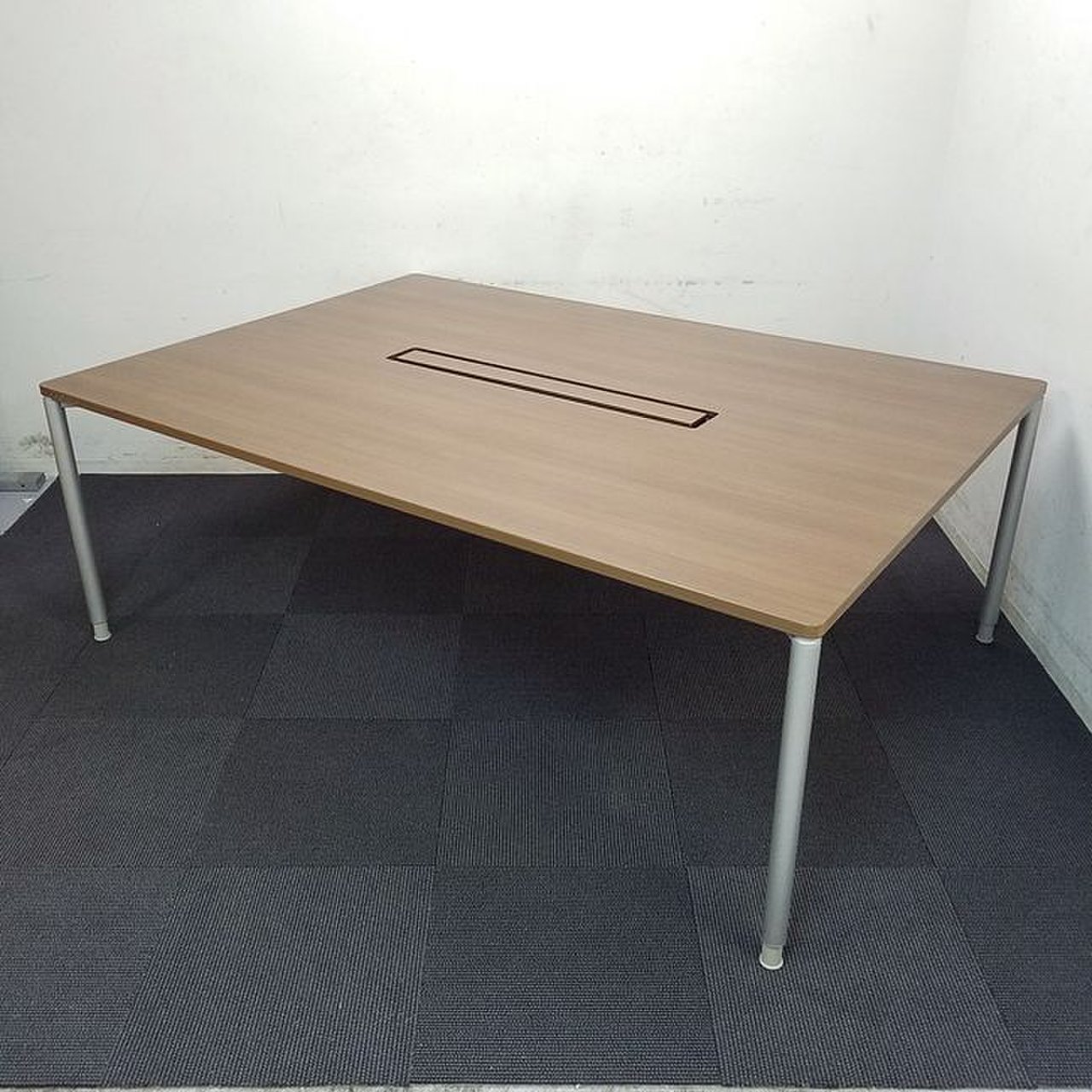 【W2000配線カバー付き】オカムラ製のミーティングテーブルです。幅2,000mmと４～６名での使用がオススメです！【アプションフリー】
                        アプションフリー 
                                    中古
            