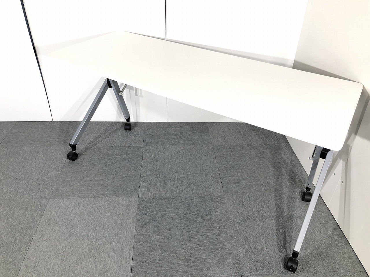 【関西倉庫在庫】横幅1500㎜奥行600㎜の会議用テーブル！折りたたみで片づけも簡単。
                        HXシリーズ 
                                    中古
            