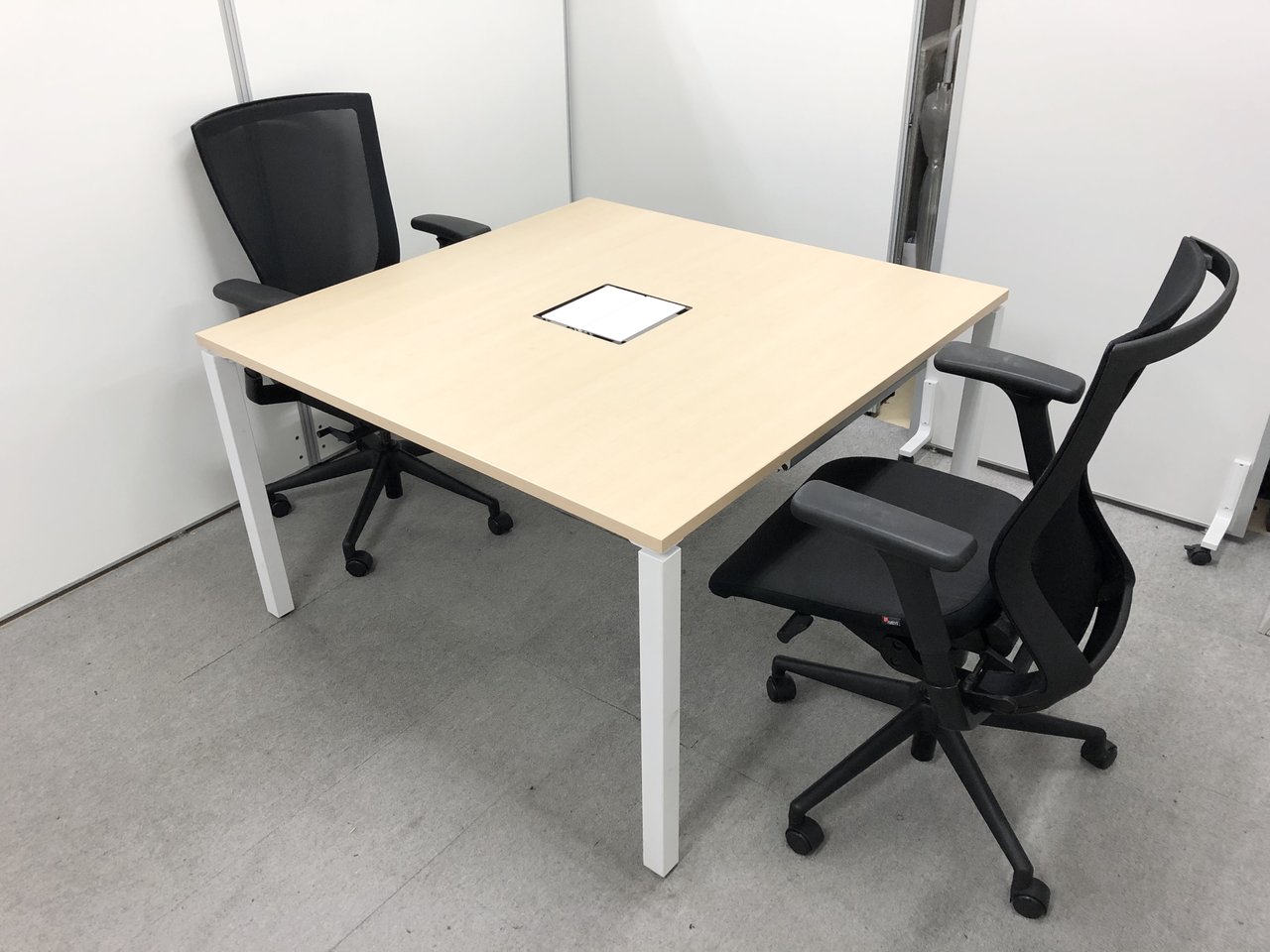 【1台2脚セット】コクヨ製のミーティングテーブルとT500チェアのコラボ!W1200D1200タイプ!配線カバー付き!【ワークフィット】
                        ワークフィット 
                                    中古
            