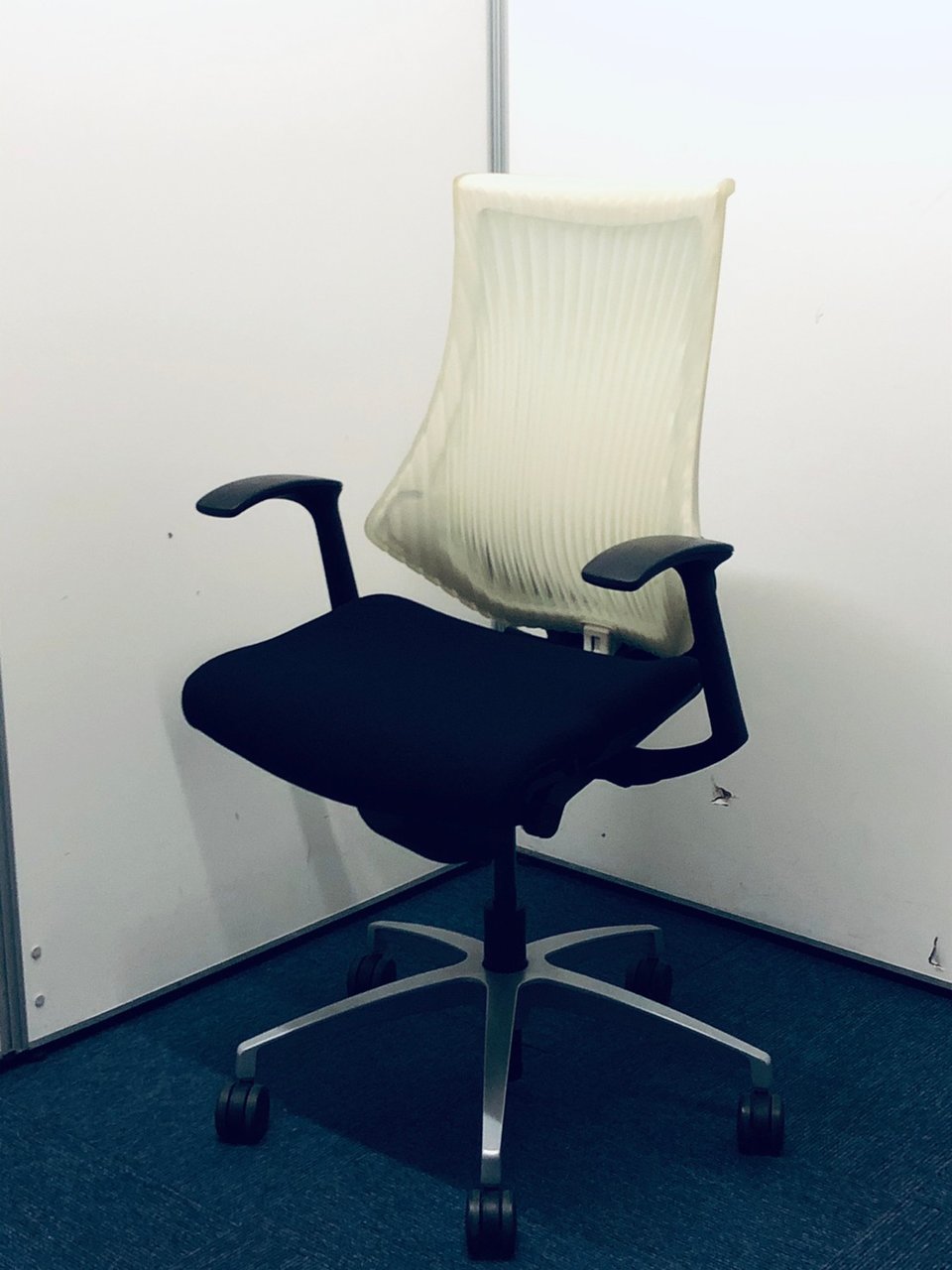 庶民的高機能チェア。腰へのフィット感はダントツ！　｜ミーティング・会議室に｜　【抗菌コーティング無料サービス】【1年保証対象商品】【月内納品限定】
                        エフ 
                                    中古
            