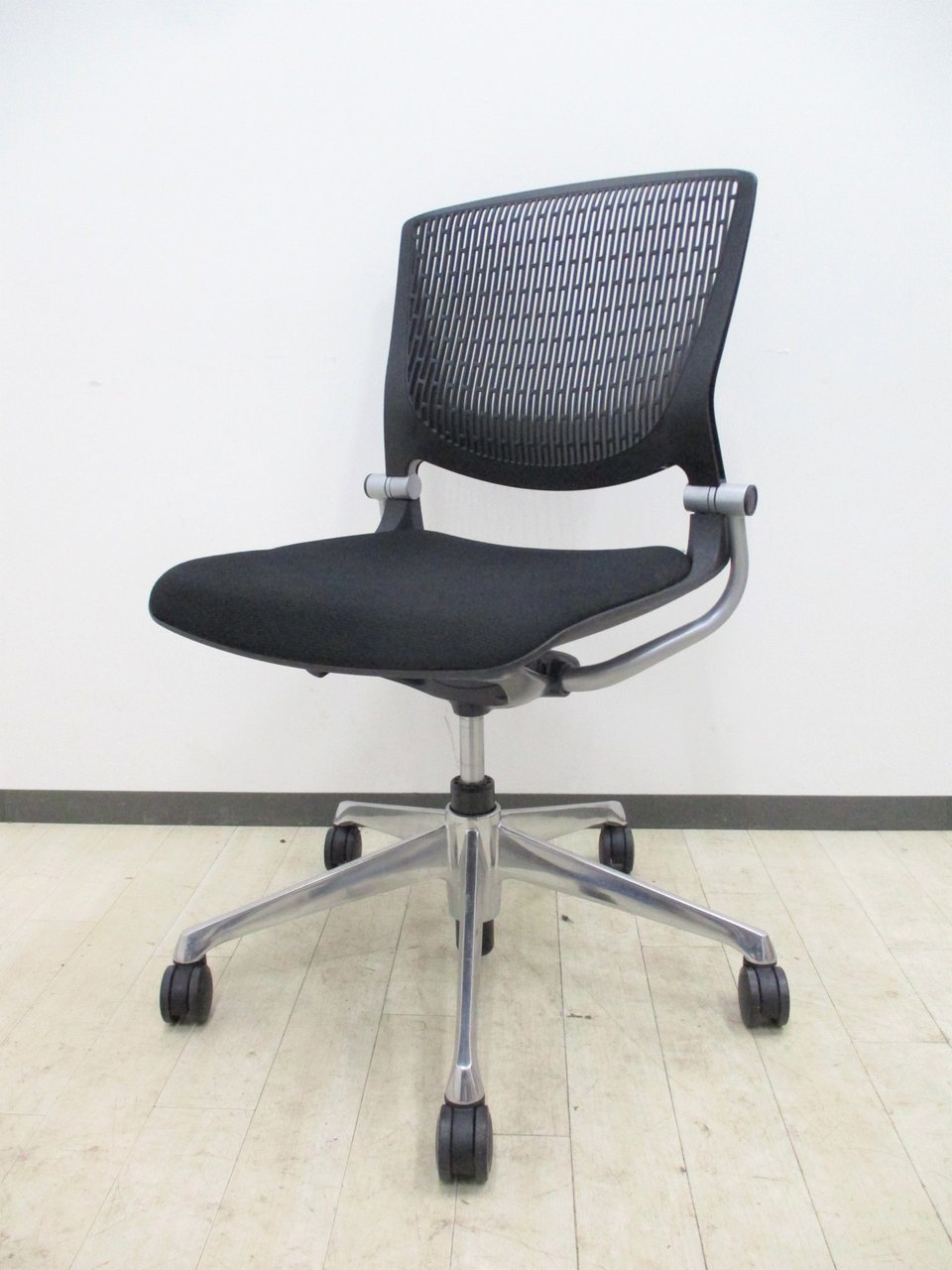 オカムラ製のグラータチェア入荷致しました！ミーティングチェアが4脚になります！昇降付き！
                        グラータ 
                                    中古
            