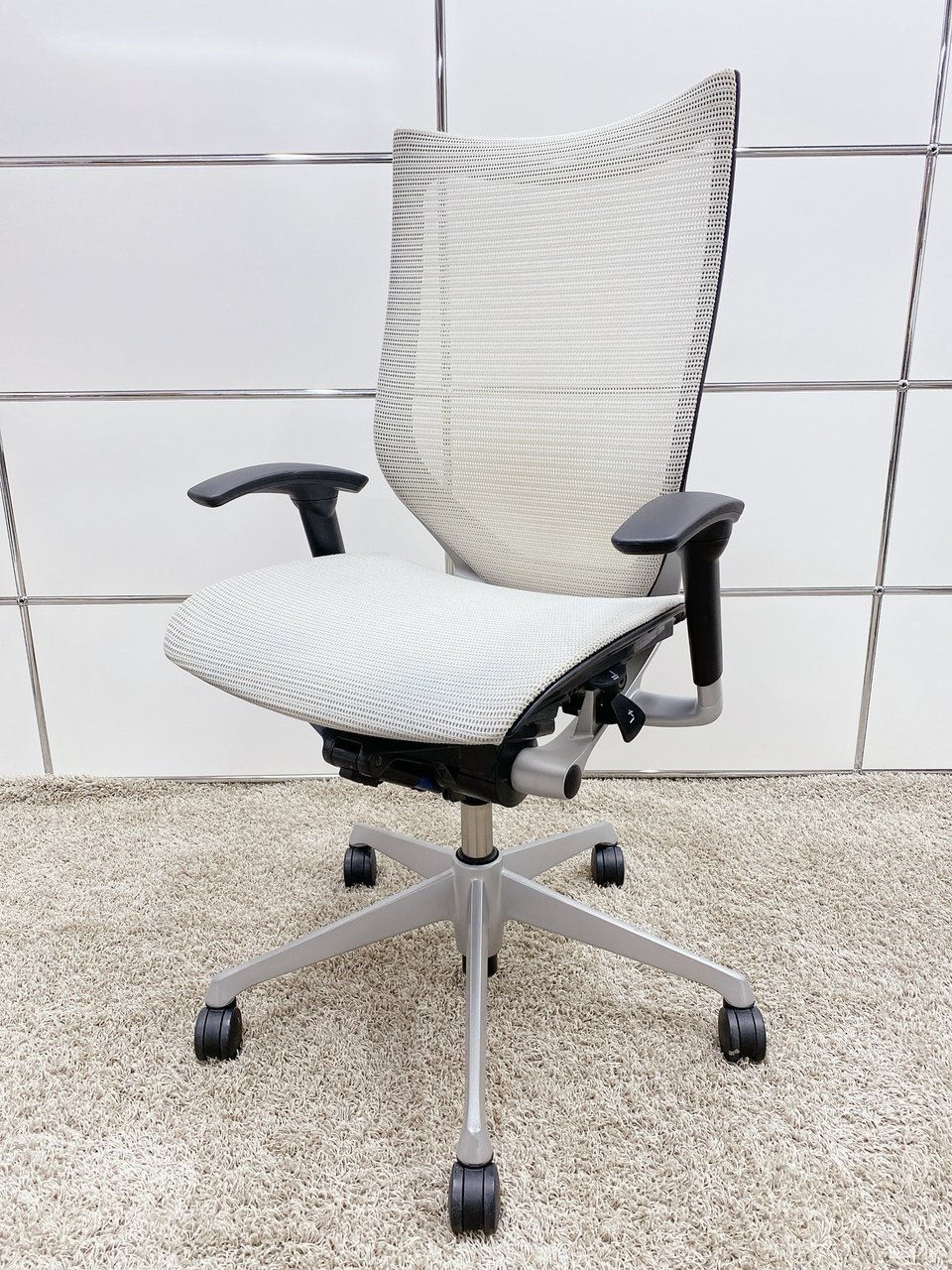 【KS】【座面・背面クリーニング済み！】WEBでの話題のチェアが座面もメッシュタイプで入荷しました！■オカムラ■バロン■ホワイト
                        バロン 
                                    中古
            